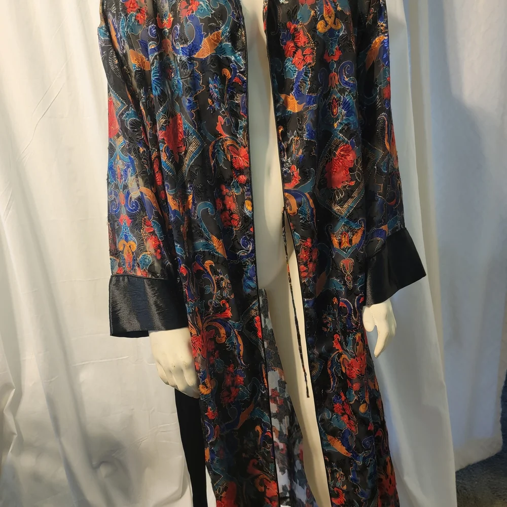 Victoria's Secret‎ Black and Red Paisley Robe